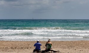 Una pareja en la playa de El Saler. EFE