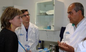 La consellera de Salut, Alba Vergés, amb el cap del Servei de Malalties Infeccioses de Vall d'Hebron, el doctor Benito Almirante. ACN/Ariadna Coma