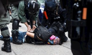 La policía detiene a un manifestante durante una manifestación contra la implementación de la ley de seguridad nacional en Hong Kong. EFE / JEROME FAVRE