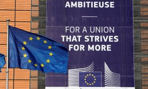 Una bandera de la UE en el exterior de la sede de la Comisión Europea en Bruselas.. REUTERS/Yves Herman