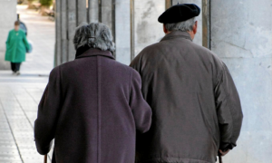 Una pareja de ancianos caminando por la calle / EFE