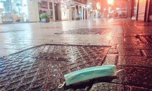 Una mascarilla tirada en el suelo. TWITTER/@apcvalladolid