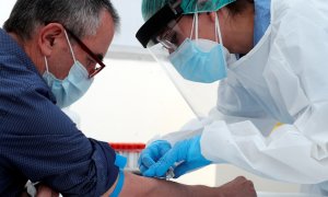 Una enfermera realiza una extracción de sangre para realizar la prueba de anticuerpos. EFE/Kai Försterling POOL