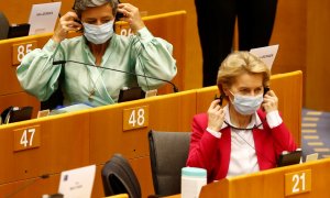 La presidenta de la Comisión Europea, Ursula von der Leyen (delante), y la vicepresidenta y comisaria de Competencia, Margrethe Vestager (detrás), ambas con mascarillas durante el pleno del Parlamento Europeo en el que el Ejecutivo comunitario ha presenta