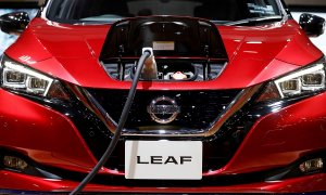 Se conecta un cable de carga a un automóvil eléctrico Nissan en el Salón del Automóvil de Tokio, Japón. REUTERS / Edgar Su / Archivo