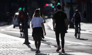 Una pareja pasea por las calles de Madrid. E.P./Joaquin Corchero