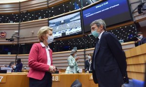 La presidenta de la Comisión Europea, Ursula von der Leyen, conversa con el presidente del Parlamento Europeo, David Sassoli, ambos con mascarillas, en el Pleno extraordinario de la Eurocámara sobre el plan anticrisis del Ejecutivo comunitario. E.P