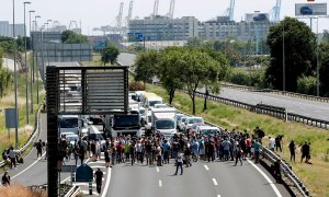 28/05/2020.- Decenas de trabajadores de la fábrica de Nissan en la Zona Franca de Barcelona se han concentrado este jueves ante la planta y posteriormente han cortado el tráfico en la ronda del litoral, en el marco de sus protestas tras el anuncio del cie