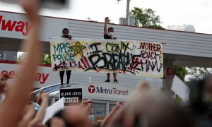 Los manifestantes se reúnen en la escena donde George Floyd, un hombre negro desarmado, fue inmovilizado por un oficial de policía arrodillado sobre su cuello antes de morir en un hospital en Minneapolis. REUTERS / Eric Miller