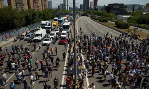 Desenes de treballadors de la fàbrica de Nissan a la Zona Franca de Barcelona s'han concentrat aquest dijous davant la planta i posteriorment han tallat el trànsit de la Gran Via a la seva entrada a Barcelona, en el marc de les seves protestes després de