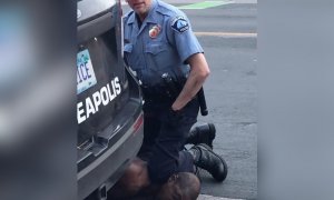 Captura del vídeo difundido en redes sociales en el que se ve a un policia encima del cuello de George Floyd, quien murió bajo custodia policial en Mineapolis.