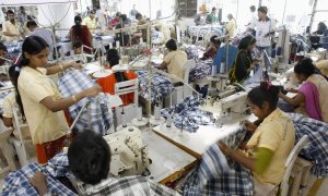Varios trabajadores en una fábrica en Bangladesh. REUTERS