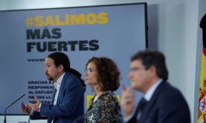 El vicepresidente segundo, Pablo Iglesias (i), la ministra de Hacienda y portavoz del Gobierno, María Jesús Montero (c), yel ministro de Inclusión, Seguridad Social y Migraciones, José Luis Escrivá (d), durante  la rueda de prensa tras el Consejo de Minis