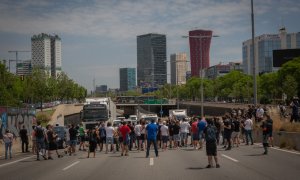 Treballadors de Nissan durant el tall de la Gran Via d'aquest divendres. EUROPA PRESS / DAVID ZORRAKINO