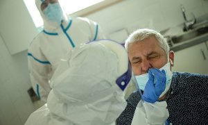 29/05/2020.-Profesionales sanitarios realizan test PCR en los Centros de Atención Primaria, a pacientes sintomáticos bajo criterio clínico para poder identificar positivos. / EFE - ENRIC FONTCUBERTA