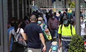 Varias personas pasean este viernes por una calle de Ceuta. Las autoridades sanitarias de Ceuta han mostrado su "preocupación" por la situación epidemiológica de la ciudad que podría hacer no sólo que no se avance de fase -actualmente está en la 2- sino q