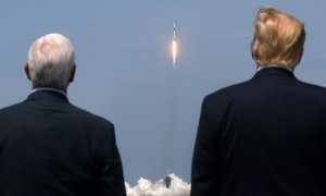 El presidente de los Estados Unidos, Donald Trump, y el vicepresidente de los Estados Unidos, Mike Pence, observan el lanzamiento del cohete SpaceX Falcon 9 y la nave espacial Crew Dragon en la misión SpaceX Demo-2 de la NASA a la Estación Espacial Intern