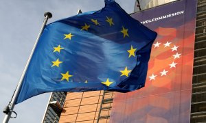 Bandera de la UE delante de la sede de la Comisión Europea, en Bruselas. REUTERS/Yves Herman