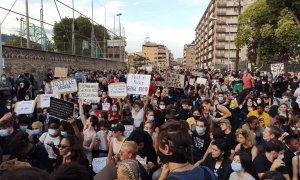 Centenars de persones es van concentrar davant el consolat nord-americà de Barcelona. E.E.