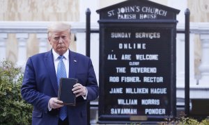 Donald Trump posa con una biblia fuera de la Iglesia Episcopal de San Juan. La Obispo de Washigton ha declarado que no se le informó: "Sosteniendo una Biblia, una que declara que Dios es amor, cuando todo lo que ha dicho y hecho ha sido para encender la v