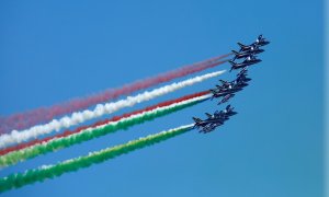 El equipo de demostración acrobática de la Fuerza Aérea italiana, The Frecce Tricolori ("Flechas tricolores"), se presenta en la ciudad durante el feriado del Día de la República para mostrar unidad y solidaridad después del brote de la enfermedad por cor