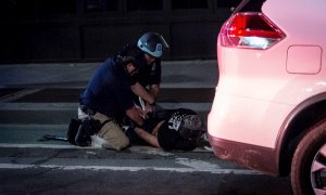 La policía de Nueva York arresta a las personas después del toque de queda durante las protestas por la muerte de George Floyd, en Nueva York. EFE / ALBA VIGARAY