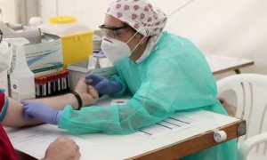 Un sanitario realiza pruebas a un paciente durante la quinta jornada del test serológico masivo de coronavirus. / EuropaPress