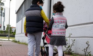 Niños paseando cuarentena. / EUROPA PRESS