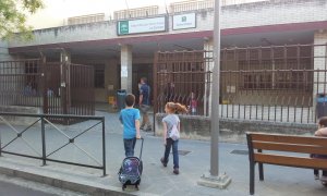 Niños llegando a un colegio de Andalucía. Imagen de archivo. Europa Press