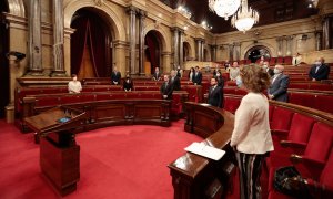 Pla general del ple del Parlament quan s'ha fet un minut de silenci per les víctimes i familiars de la Covid-19.  JOB VERMEULEN / PARLAMENT