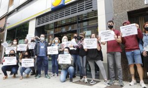 Los trabajadores de Lidl se concentran a las puertas de los supermercados para exigir medidas y equipos de protección