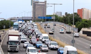 Pla obert de la marxa lenta de treballadors de Nissan entrant per la Gran Via a l'Hospitalet, el 4 de juny del 2020 (Horitzontal). Aina Martí | ACN