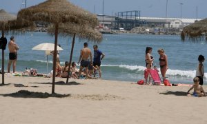 Varias personas disfrutan de un soleado día en la playa, el lunes pasado en Mellila. EFE/F. G. Guerrero