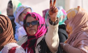 Una mujer saharaui hace el saludo típico de la región en Tifafiti, ciudad liberada del Sáhara Occidental. JOSE CARMONA.