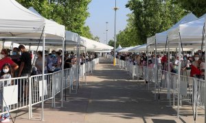 03/06/2Varios vecinos hacen cola para someterse a un análisis en el último día de las pruebas voluntarias y gratuitas realizadas en la localidad madrileña de Torrejón de Ardoz para determinar si los vecinos han pasado el coronavirus. EFE/Fernando Alvarado