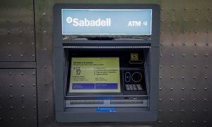 Cajero automático de una oficina del Banco Sabadell. E.P.