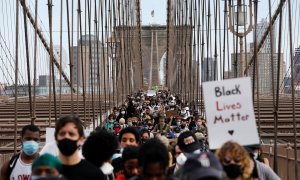 Manifestación en el puente de Brooklyn, Nueva York, contra la brutalidad policial contra la comunidad negra en EEUU. - REUTERS