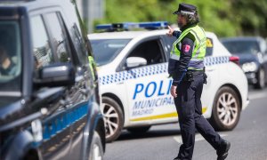 Un agente de la Policía Municipal de Madrid en un control en una de las salidas de la M30. E.P./Joaquin Corchero