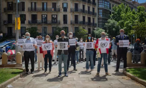 Els manifestants, davant la delegació del Govern espanyol a Barcelona. EUROPA PRESS / DAVID ZORRAKINO