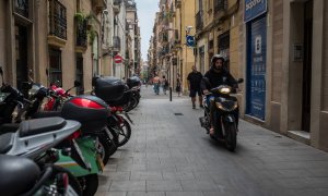 Motos aparcades al barri de Gràcia. MIGUEL VELASCO ALMENDRAL