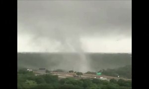 Un tornado cruza el centro de Orlando