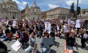 Miles de personas hincan la rodilla en Roma en memoria de George Floyd