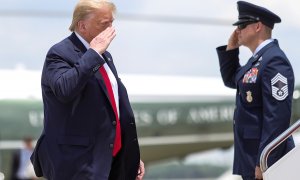 El presidente Donald Trump devuelve un saludo mientras aborda el Air Force One cuando sale de Washington para viajar a Guilford. REUTERS / Tom Brenner