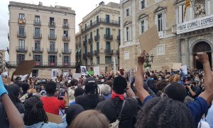 Centenars de persones assisteixen a la concentració a Barcelona en resposta a l'assassinat de George Floyd en mans de la policia als Estats Units. Cèlia Muns