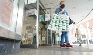 Una mujer sale de comprar en un Corte Inglés en Bilbao. E.P./H.Bilbao