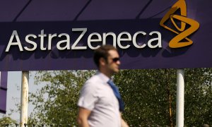 Un hombre pasa frente al logo de la farmacéutica AstraZeneca, en su sede en la localidad británica de Macclesfield. REUTERS/Phil Noble