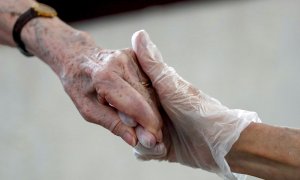 Marisa recibe la visita de su hija Cristina en la residencia Orpea Aravaca de Madrid, este lunes durante el primer día de la fase 2 en la comunidad en la que se permiten las visitas de familiares a residencias de ancianos. EFE/Mariscal