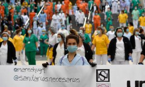 08/06/2020 Los sanitarios se concentran para defender la sanidad pública y denunciar los "recortes y privatizaciones" en el Hospital Gregorio Marañón (Madrid). / AFP - PIERRE-PHILIPPE MARCOU