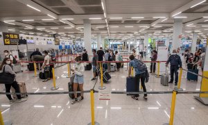 GRAF7750. PALMA DE MALLORCA, 08/06/2020.- Varios viajeros esperan para acceder a los mostradores de facturación en el aeropuerto de Palma de Mallorca este lunes, primer día en fase 3 que elimina restricciones el transporte aéreo y marítimo regular comerci