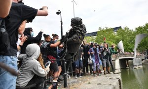 Los manifestantes arrojan al agua la estatua de Edward Colston, en el puerto de Bristol, en las protestas contra el racismo tras la muerte en EEUU del afroamericano George Floyd por un agente de policía en Minneapolis. E.P./Ben Birchall/PA Wire/dpa